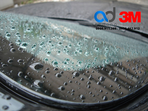 dung-dich-chong-bam-nuoc-tren-kinh